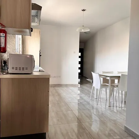 F4 3, Private Two Single Beds Shared Bathroom Privat bolig *