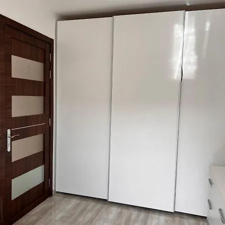 F4 3, Private Two Single Beds Shared Bathroom