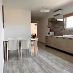 F4 3, Private Two Single Beds Shared Bathroom Alloggio in famiglia