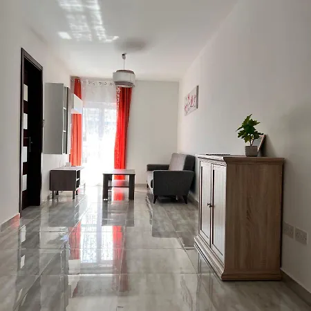 F4 3, Private Two Single Beds Shared Bathroom