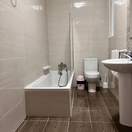 F4 3, Private Two Single Beds Shared Bathroom