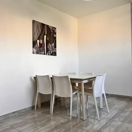 F4 3, Private Two Single Beds Shared Bathroom 姆西达