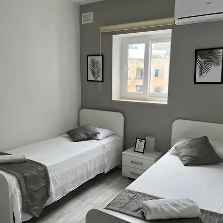 Privatunterkunft F4 3, Private Two Single Beds Shared Bathroom *