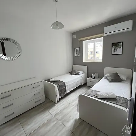 民宿 F4 3, Private Two Single Beds Shared Bathroom *