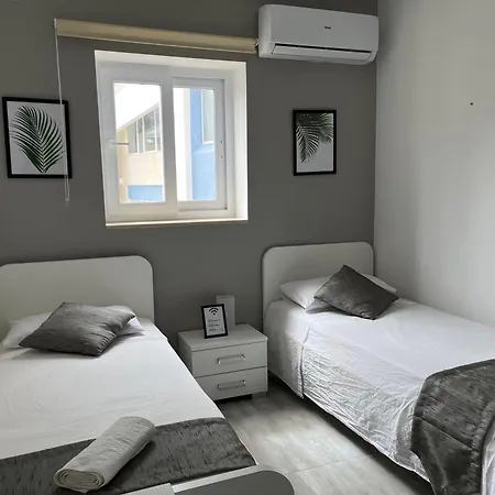 F4 3, Private Two Single Beds Shared Bathroom *