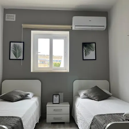 F4 3, Private Two Single Beds Shared Bathroom 民宿 *