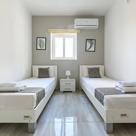 民宿 F4 3, Private Two Single Beds Shared Bathroom