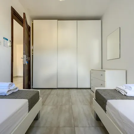 F4 3, Private Two Single Beds Shared Bathroom *