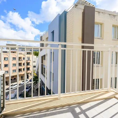 F4 3, Private Two Single Beds Shared Bathroom *