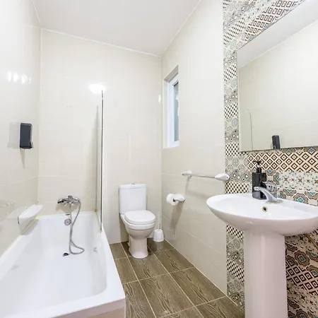 F4 3, Private Two Single Beds Shared Bathroom * 姆西达