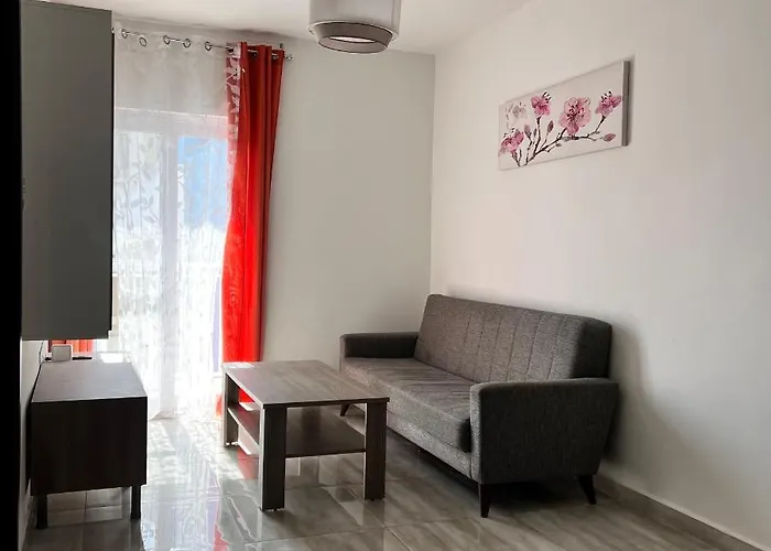 F4 3, Private Two Single Beds Shared Bathroom Homestay *