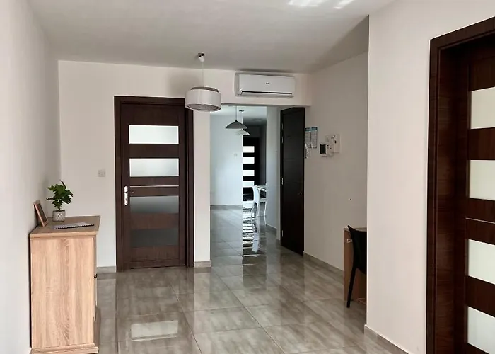 F4 3, Private Two Single Beds Shared Bathroom * 姆西达