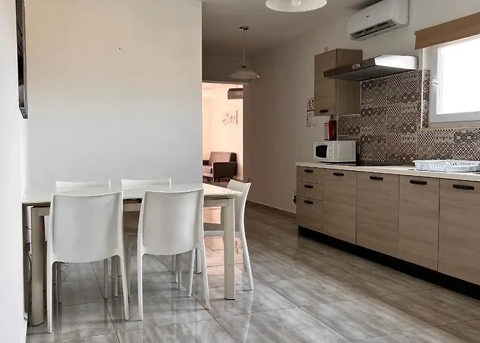 F4 3, Private Two Single Beds Shared Bathroom Homestay