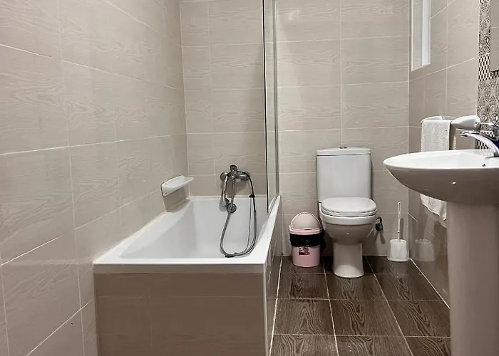 F4 3, Private Two Single Beds Shared Bathroom