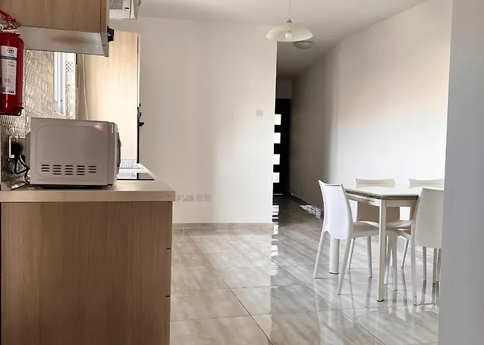 F4 3, Private Two Single Beds Shared Bathroom 民宿 *