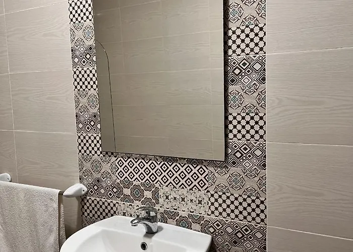 F4 3, Private Two Single Beds Shared Bathroom Privatunterkunft *