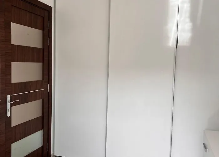 F4 3, Private Two Single Beds Shared Bathroom