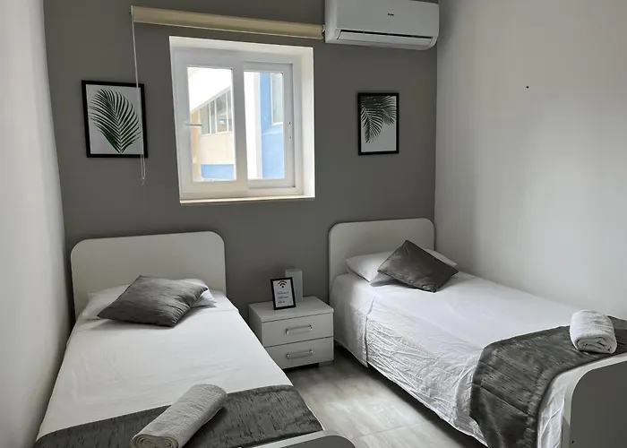 F4 3, Private Two Single Beds Shared Bathroom *